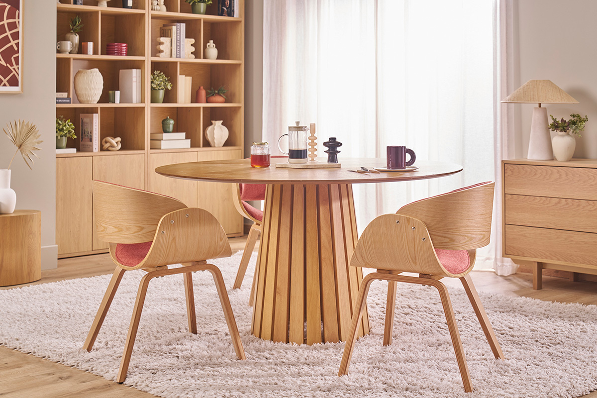 Silla de dise�o BENT en tejido y madera clara, vista general alrededor de una mesa de madera.