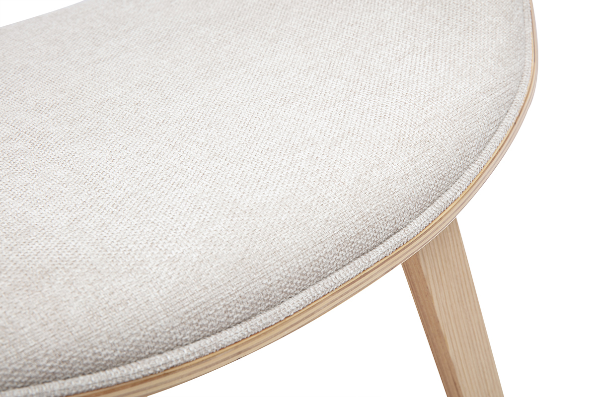 Detalle del asiento de la silla de dise�o ARAMIS en tejido beige efecto terciopelo y madera clara.