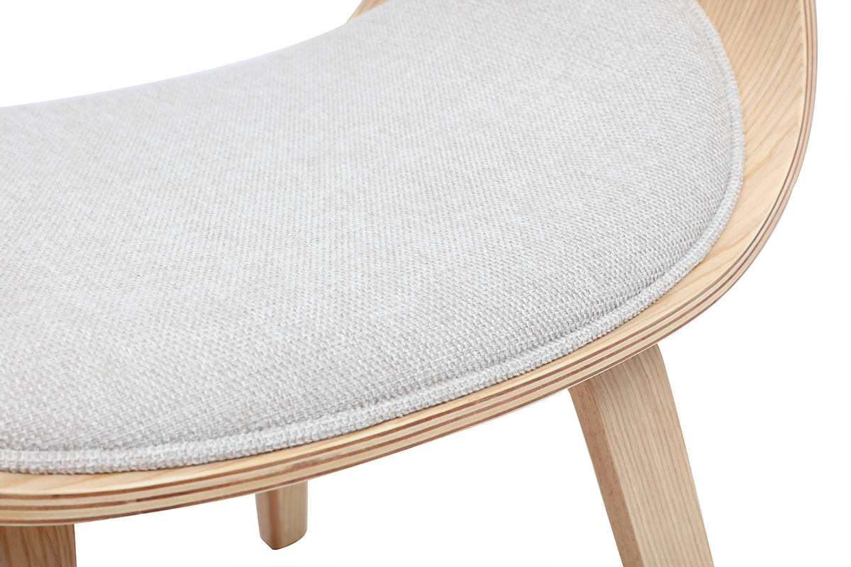Detalle de la silla de dise�o BENT en tejido beige y madera clara, vista en primer plano del coj�n.