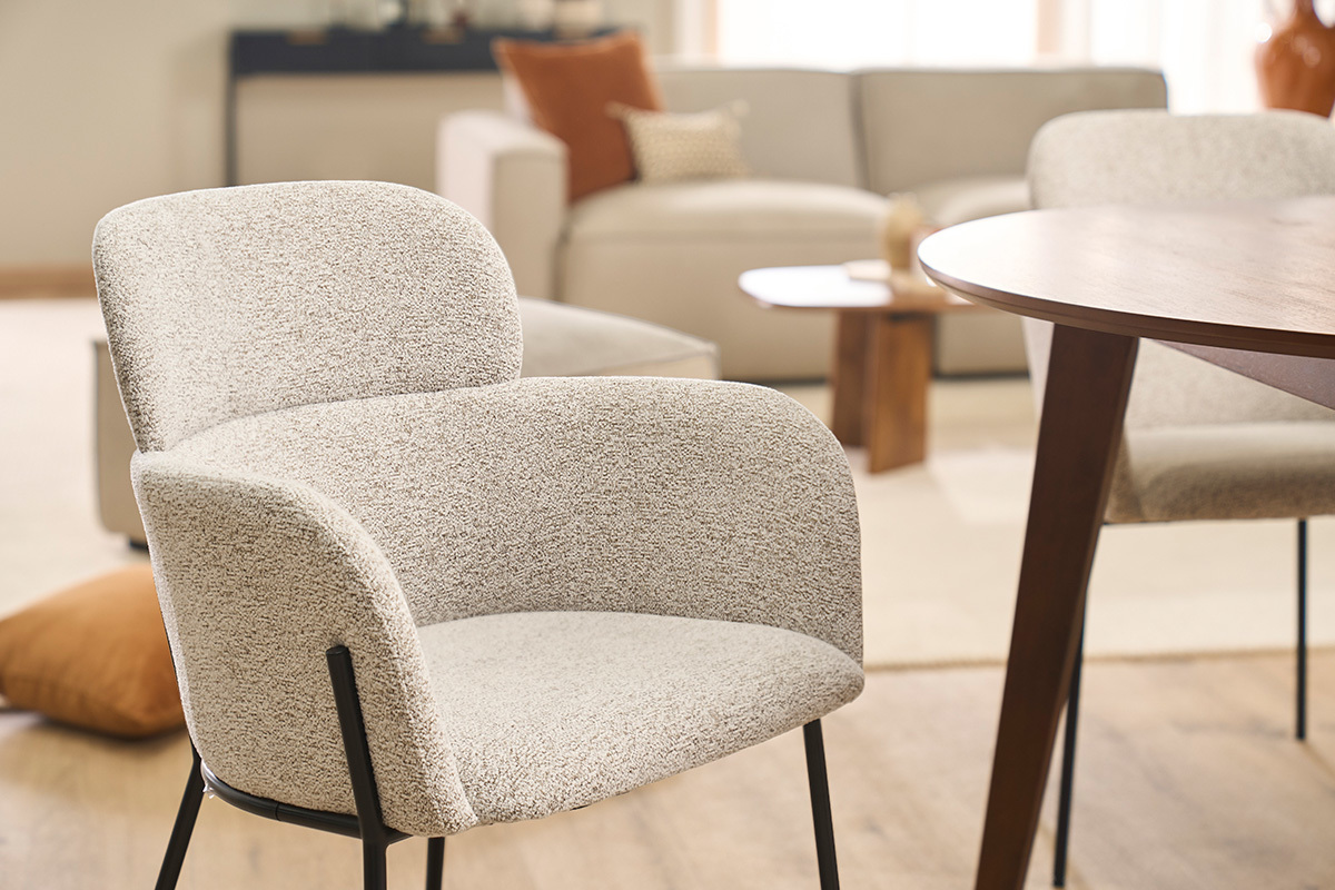 Silla de dise�o en tela efecto terciopelo texturizado beige y metal negro TULUM