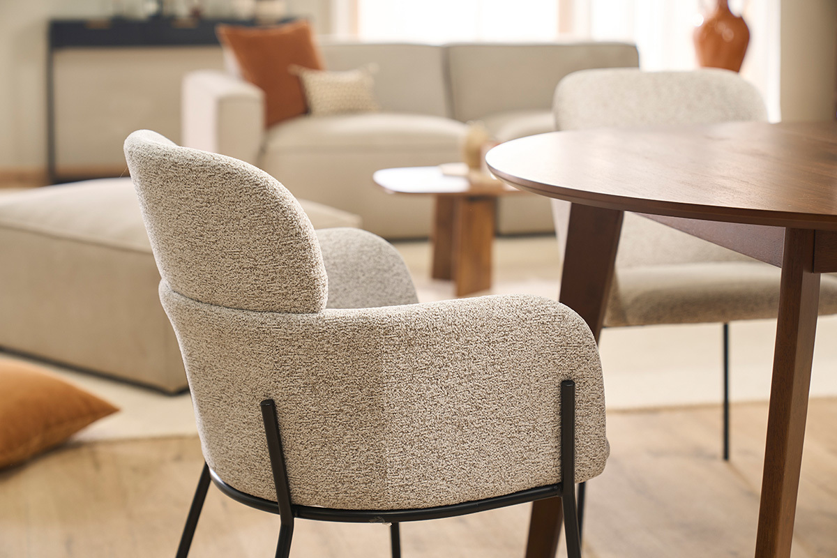Silla de dise�o en tela efecto terciopelo texturizado beige y metal negro TULUM