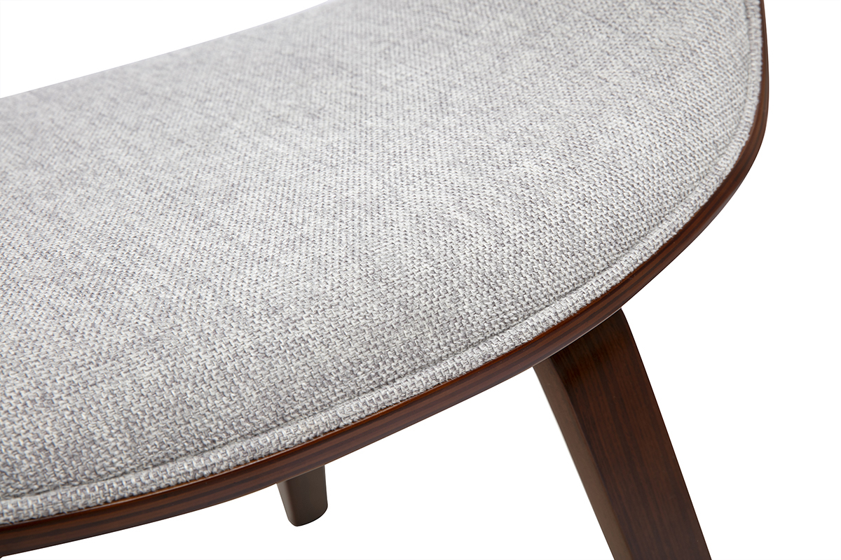 Detalle de la silla ARAMIS con asiento de tela gris y base de madera oscura, vista de cerca