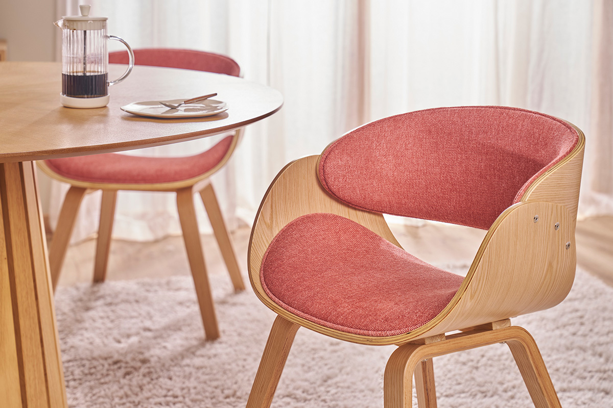 Silla de dise�o en tela efecto terciopelo texturizado terracota y madera clara BENT