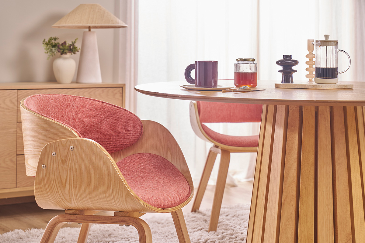 Silla de dise�o en tela efecto terciopelo texturizado terracota y madera clara BENT