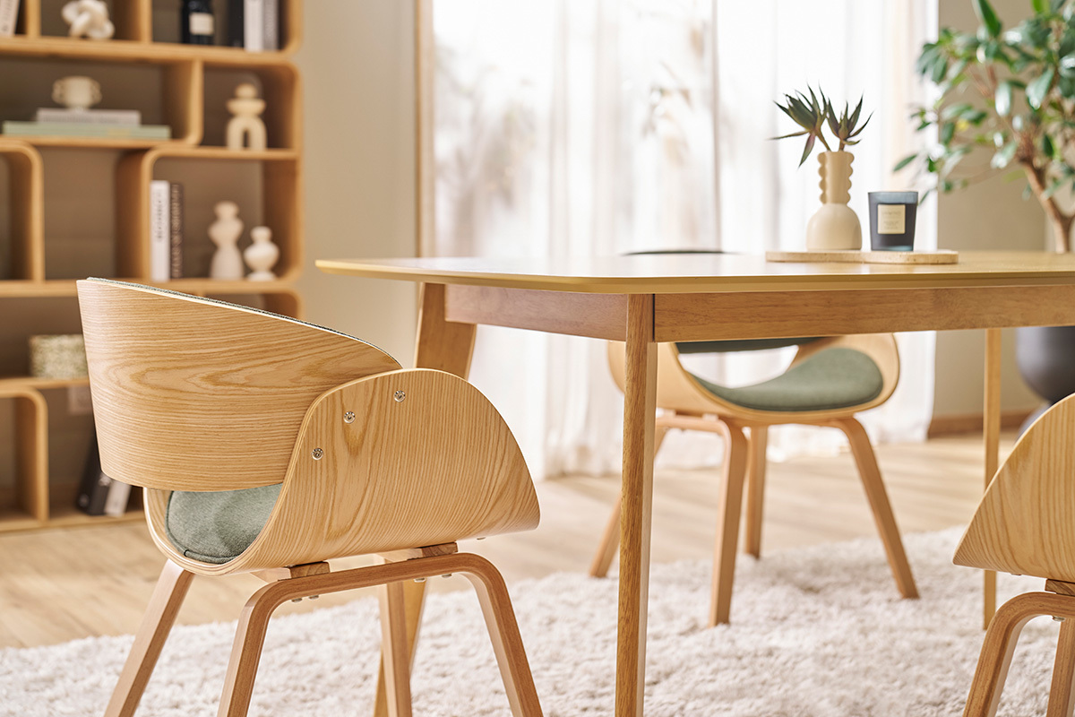 Silla de diseo en tela verde caqui y madera clara BENT
