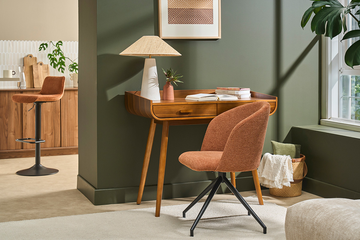 Silla de dise�o giratoria 360� de terciopelo texturizado color terracota y metal negro VANITY