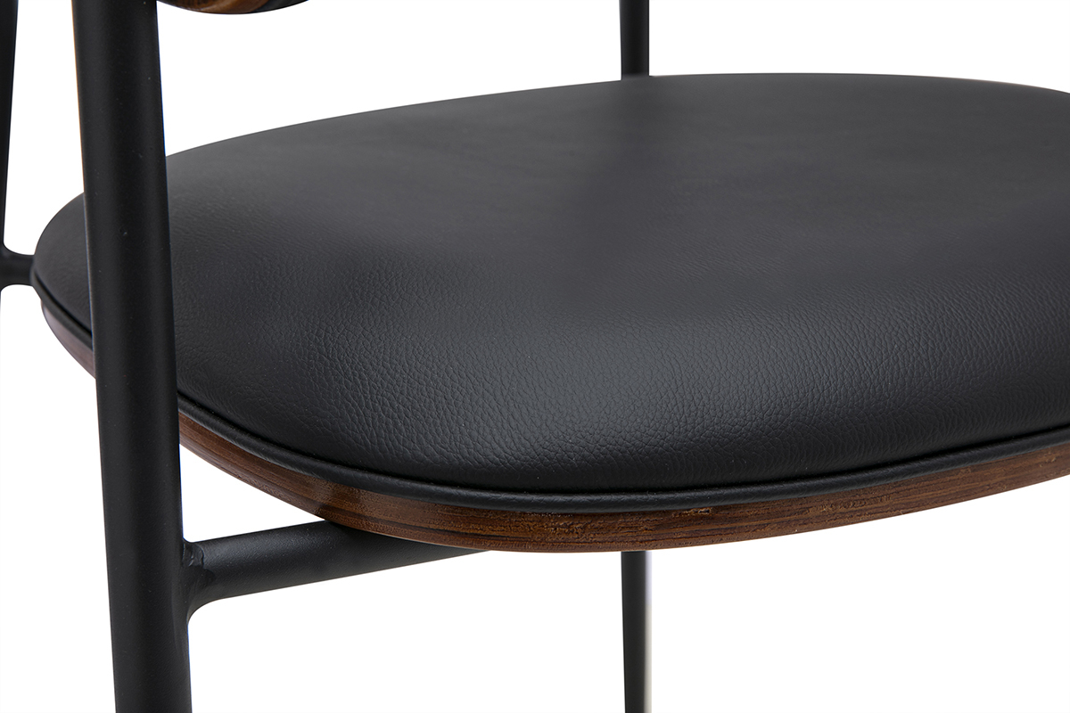 Detalle de la silla DANTE en negro y madera oscura, vista de cerca del asiento