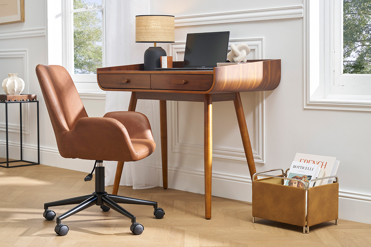 Silla de oficina marrn y metal negro ALBAN, vista lateral, cerca de un escritorio de madera.