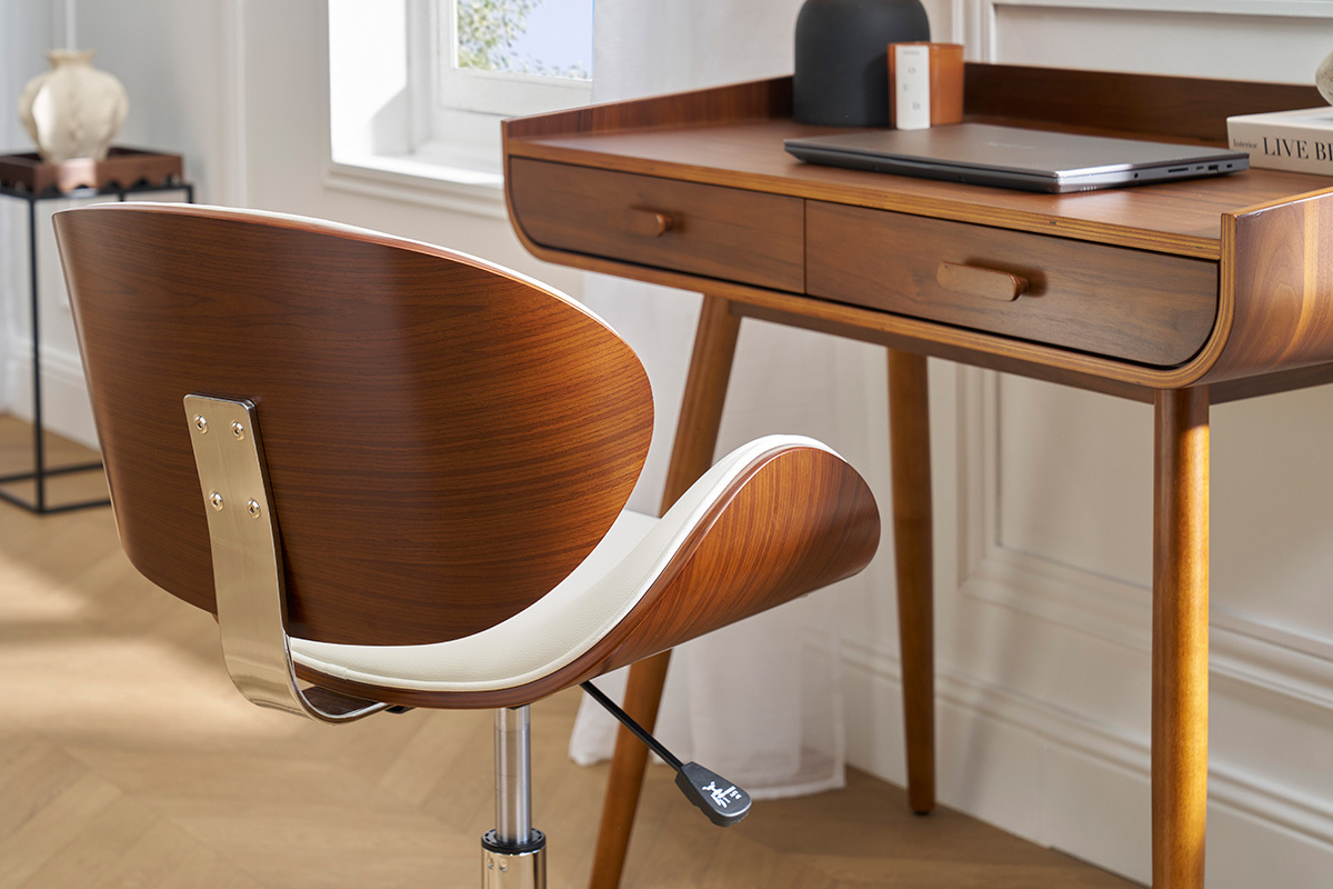 Silla de oficina de diseo en madera oscura y blanco, vista trasera, delante de un escritorio de madera.