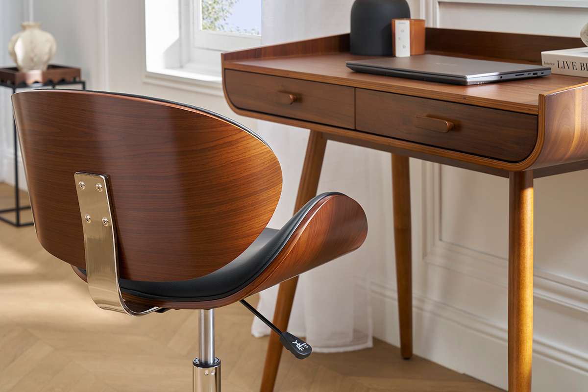 Silla de oficina de dise�o negro y madera oscura nogal, vista trasera, cerca de un escritorio.