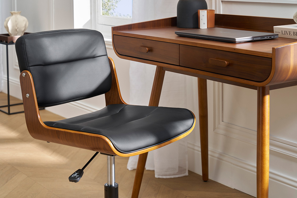 Silla de oficina negra y madera oscura al lado de un escritorio a juego.