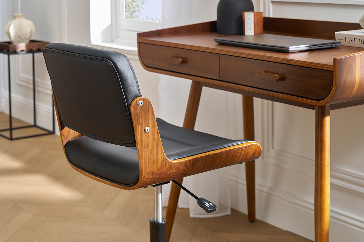 Silla de oficina ARAMON en negro y madera, vista lateral junto a un escritorio de madera oscura.