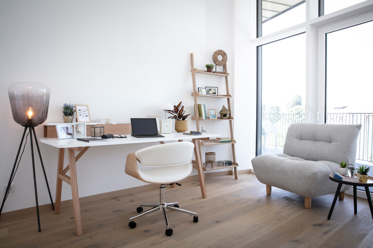 Silla de escritorio moderna polipiel blanca/madera clara ARAMIS