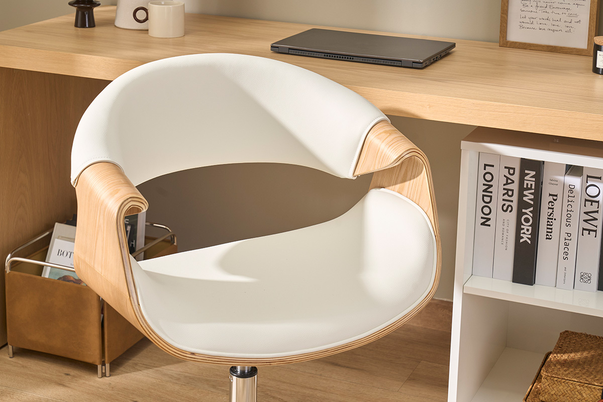 Silla de oficina ARAMIS blanca y madera clara frente a un escritorio de madera.