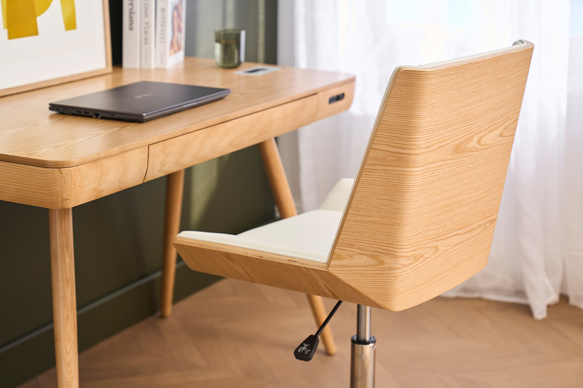 Silla de oficina con ruedas MELKIOR, madera clara y asiento blanco, cerca de un escritorio de madera.