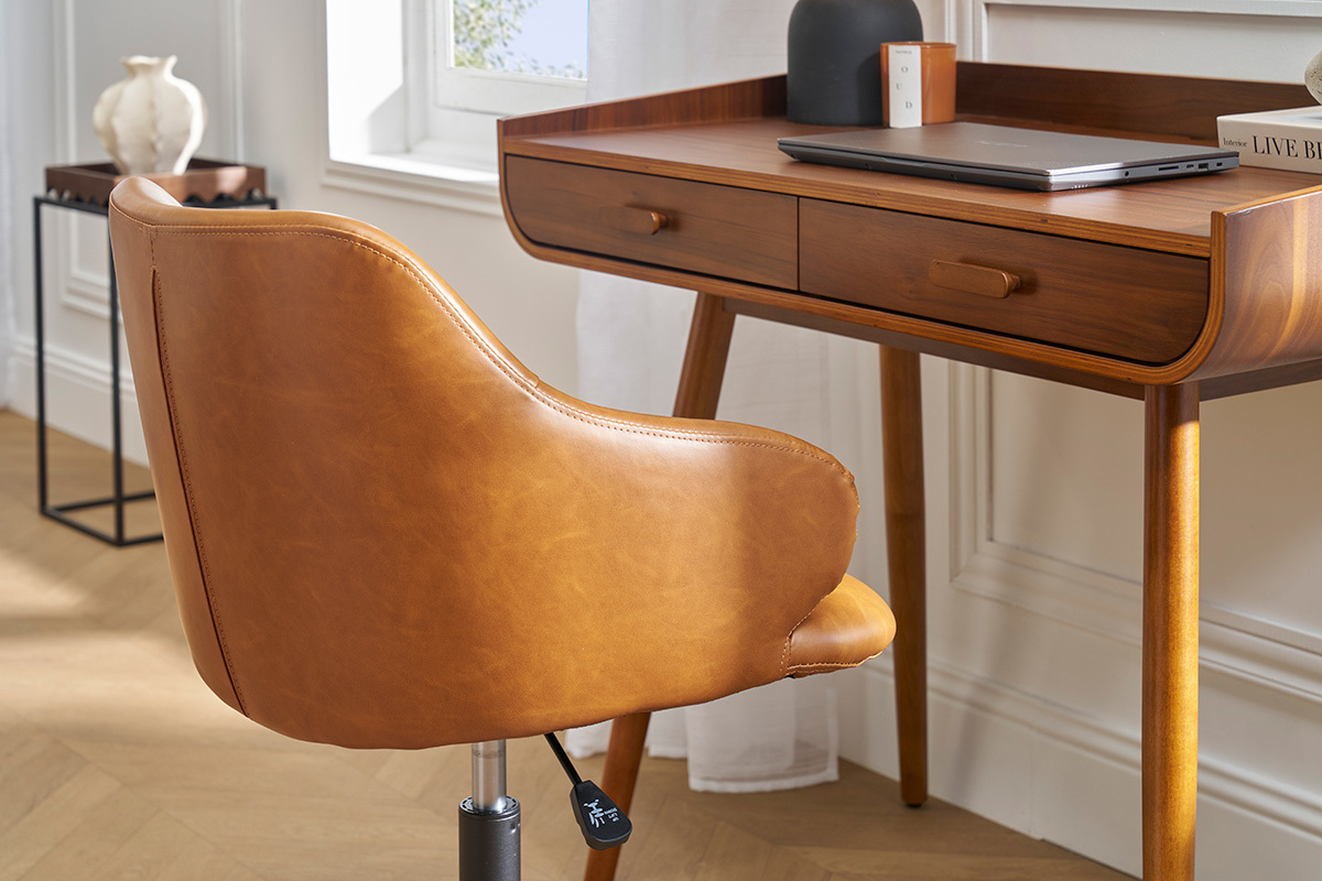 Silla de oficina vintage marr�n frente a un escritorio de madera, vista desde atr�s.