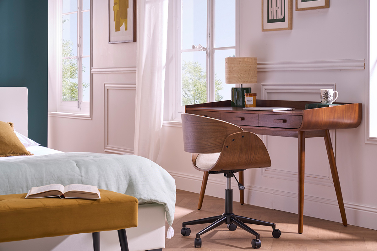Silla de oficina con ruedas de diseo en madera oscura y tela de terciopelo beige BENT