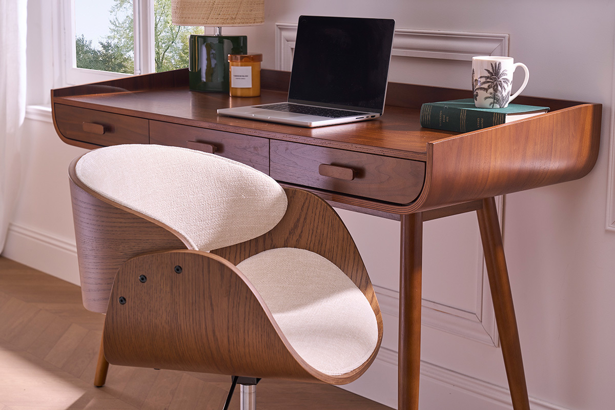 Silla de oficina con ruedas de diseo en madera oscura y tela de terciopelo beige BENT
