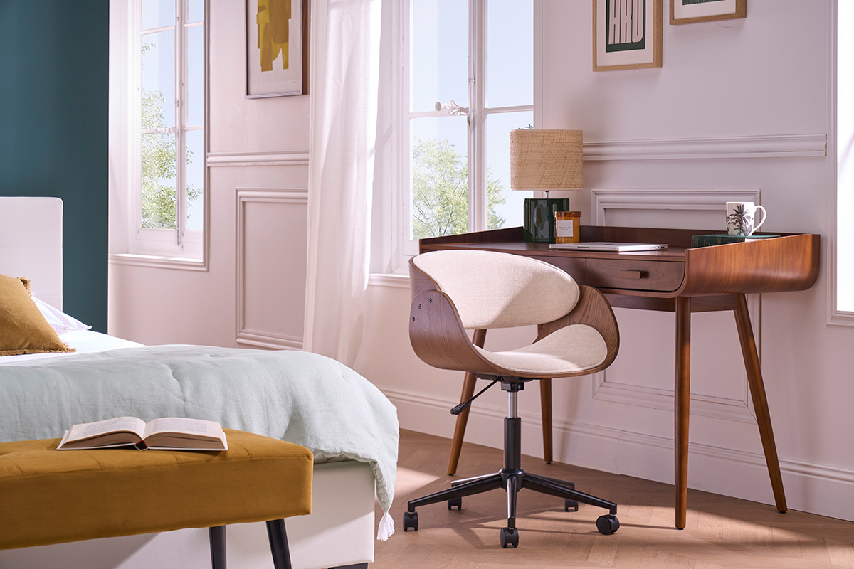 Silla de oficina con ruedas de diseo en madera oscura y tela de terciopelo beige BENT