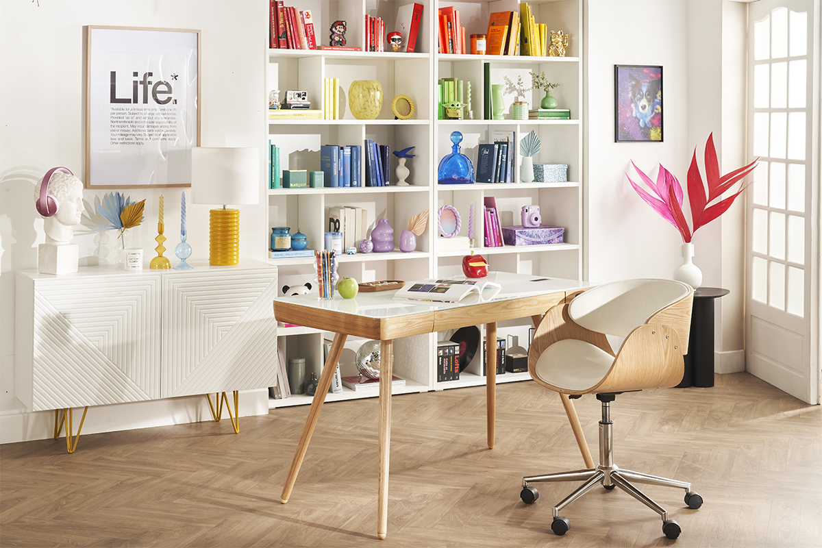Silla de oficina con ruedas, madera clara y acero cromado, vista en una oficina decorada.