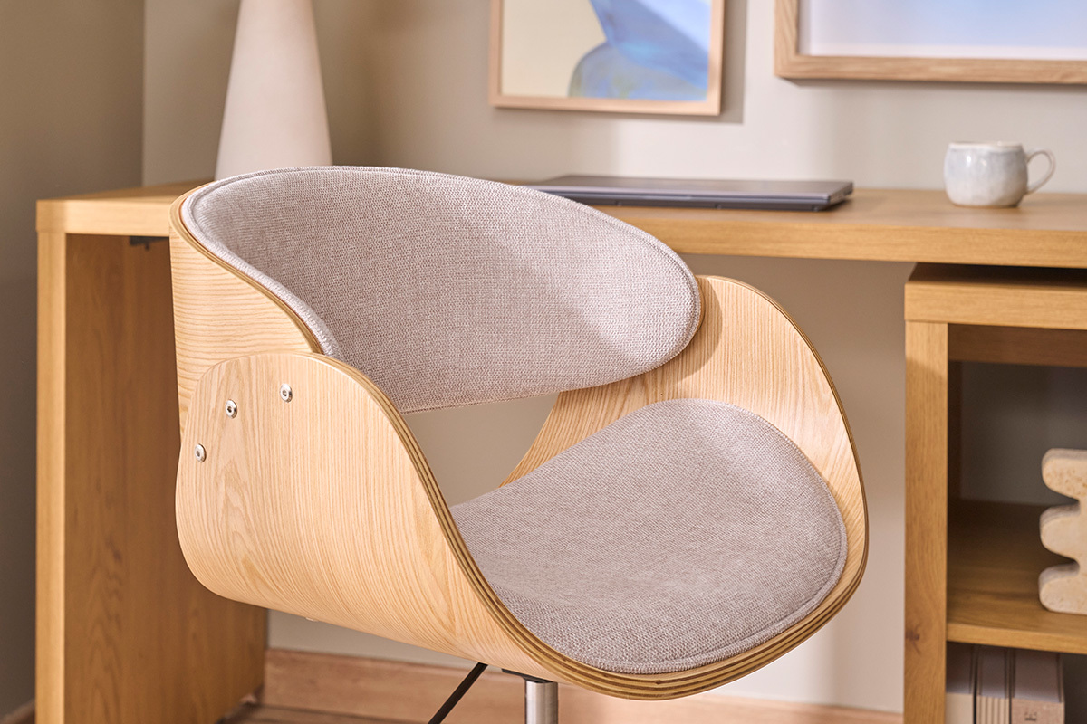 Silla de oficina con ruedas de dise�o en tejido efecto terciopelo texturizado beige, madera clara y acero cromado BENT