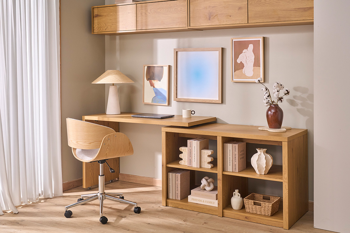 Silla de oficina con ruedas de dise�o en tejido efecto terciopelo texturizado beige, madera clara y acero cromado BENT