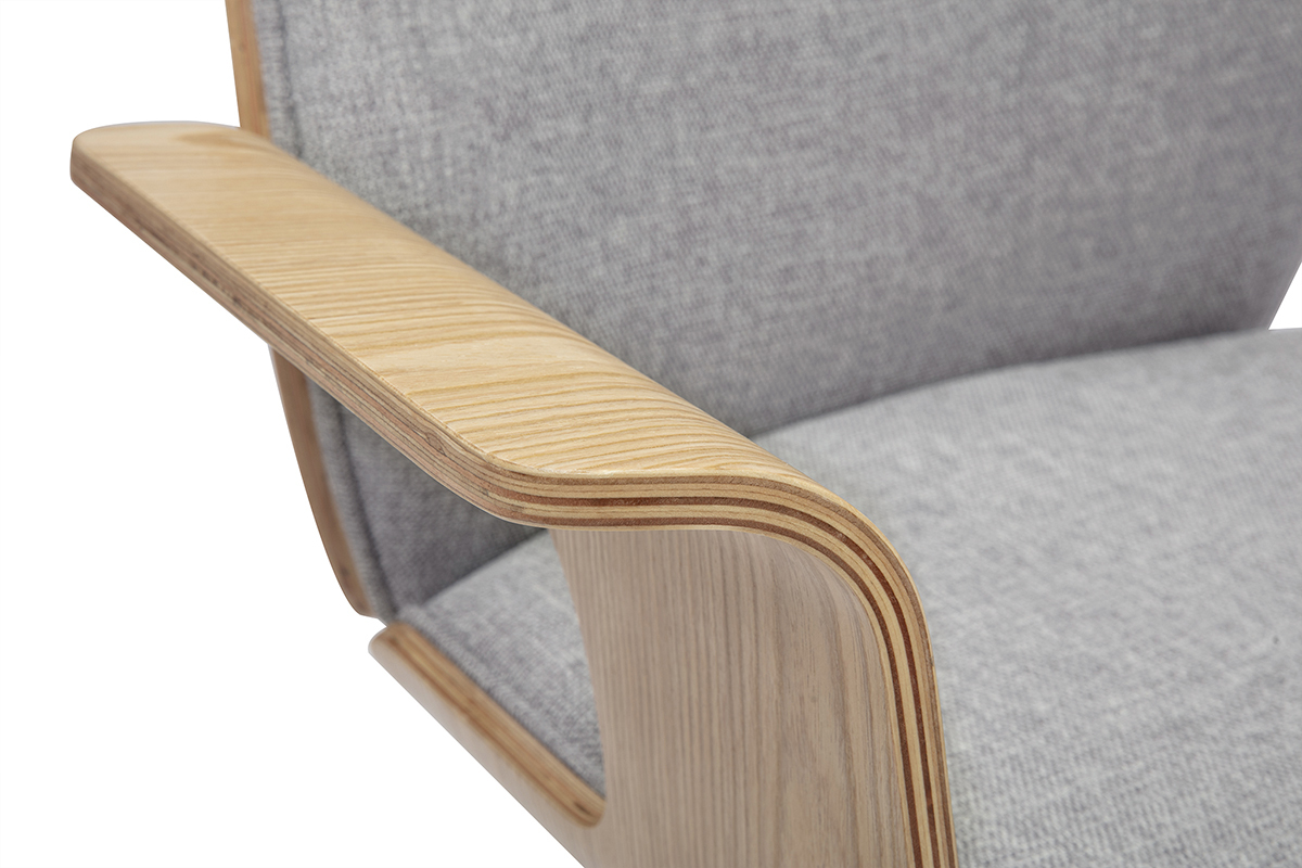 Apoyabrazos de madera clara y tela gris de una silla de oficina, vista ampliada.