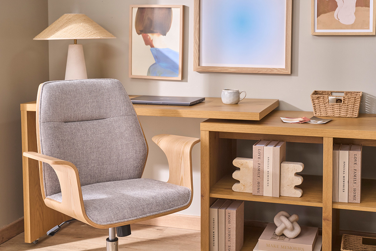 Silla de oficina con ruedas de dise�o en tejido efecto terciopelo texturizado gris, madera clara y acero cromado RUFIN