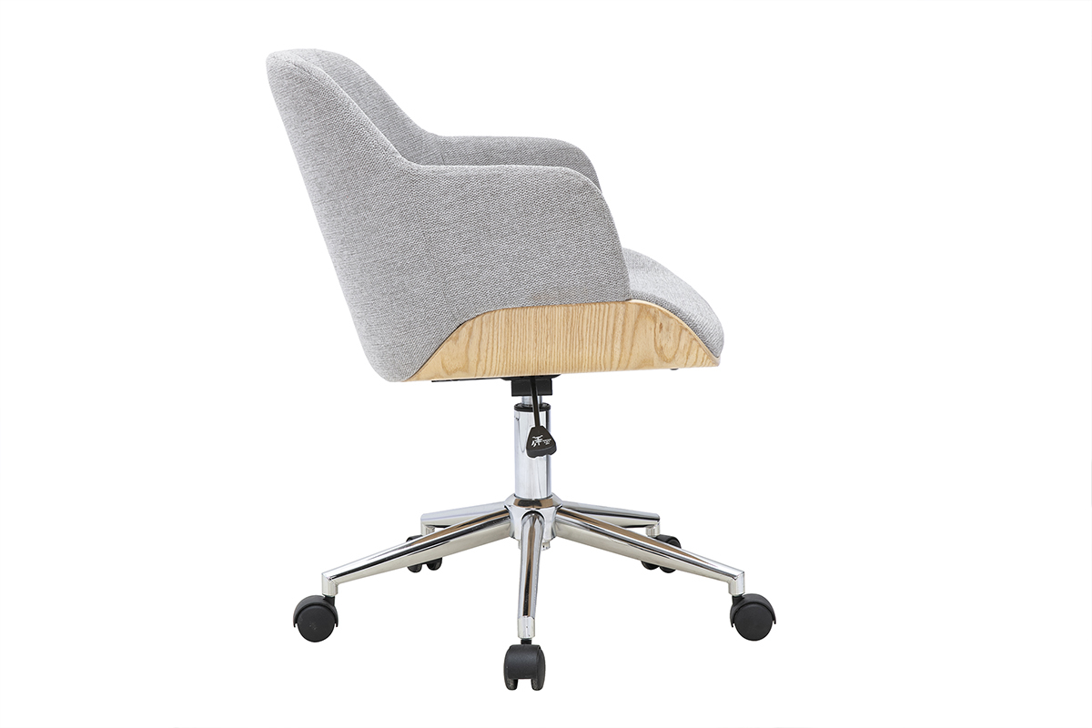 Silla de oficina con ruedas en tela gris texturizada, vista de perfil, con base de madera clara y acero cromado.
