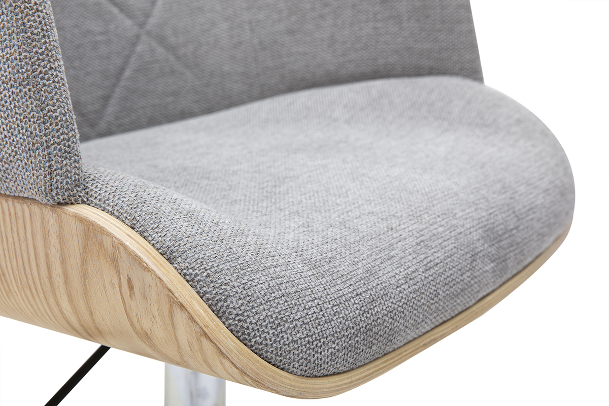 Detalle de una silla de oficina con ruedas gris con asiento de tela y base de madera clara