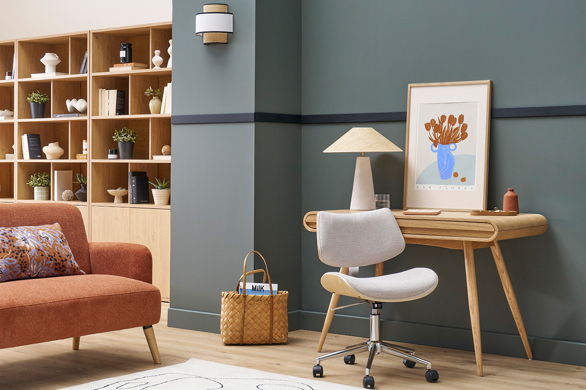 Silla de oficina con ruedas de diseo en tela de terciopelo beige, madera de roble claro y metal MALMO