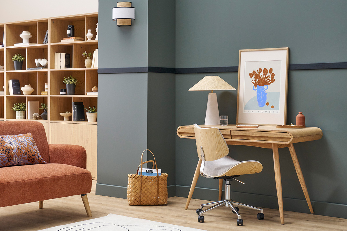 Silla de oficina con ruedas de diseo en tela de terciopelo beige, madera de roble claro y metal MALMO