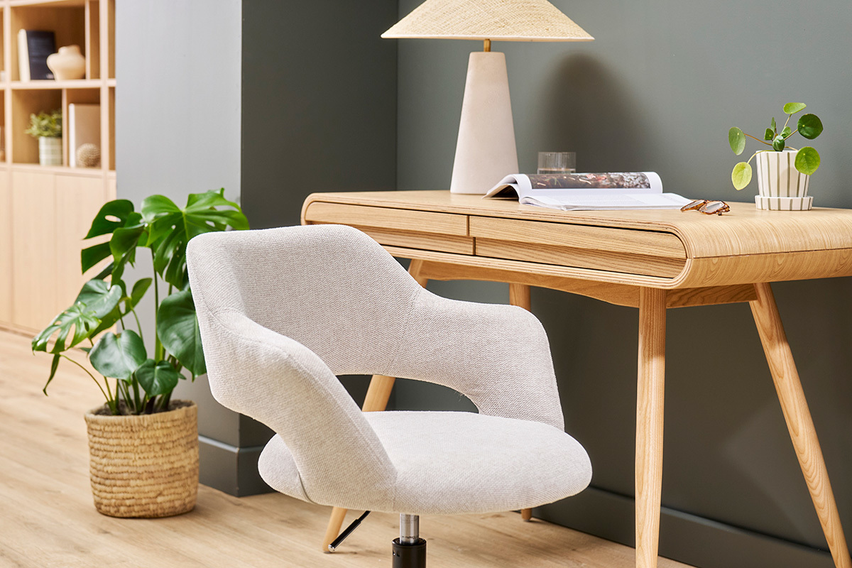 Silla de oficina con ruedas de diseo en tela de terciopelo beige y metal negro JESSY