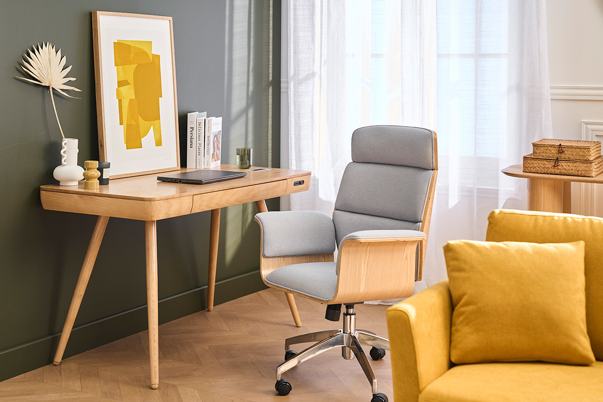 Silla de oficina dise�o ELON en tela y madera clara, delante de un escritorio de madera con decoraci�n.