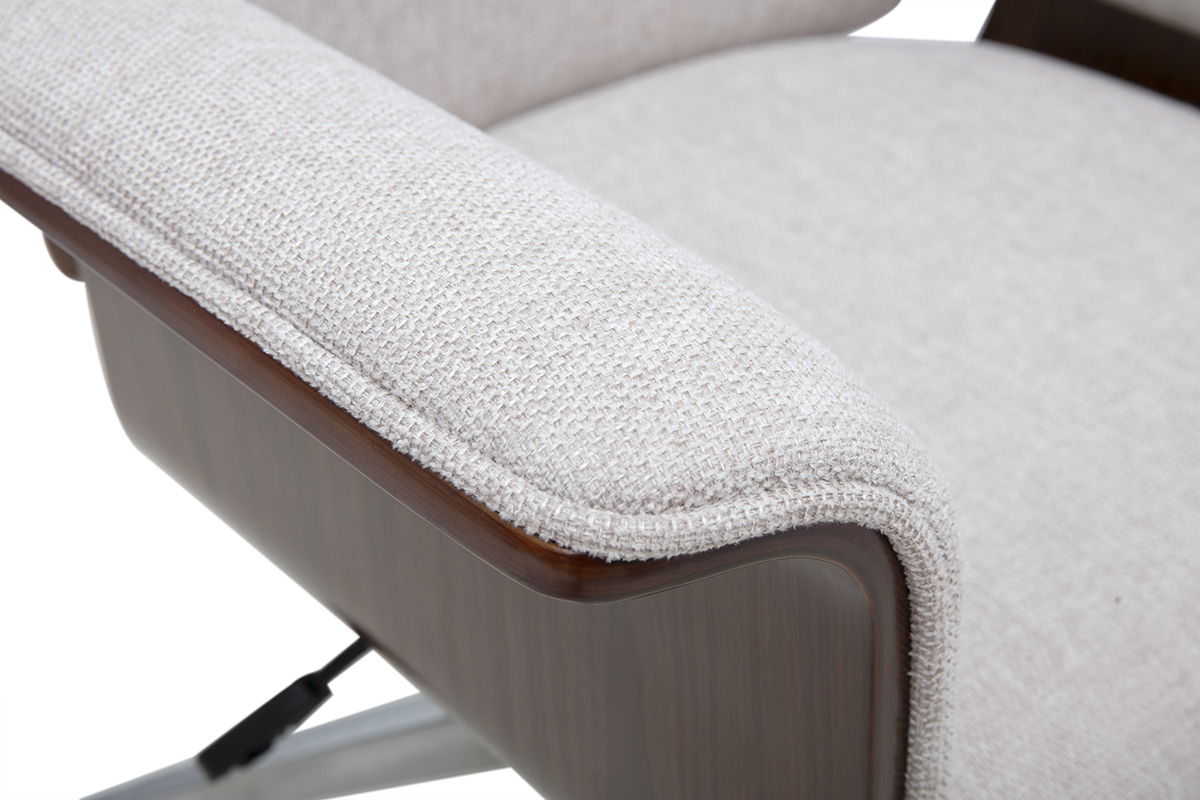 Primer plano del reposabrazos del sill�n de oficina ELON en tela efecto terciopelo beige y madera oscura.