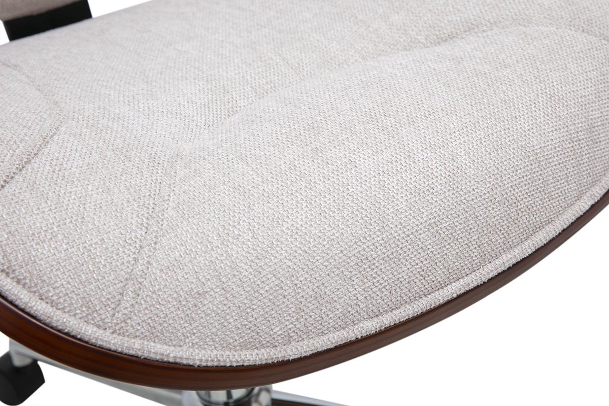 Primer plano del asiento de la silla de oficina YORKE en tela efecto terciopelo beige y madera oscura.