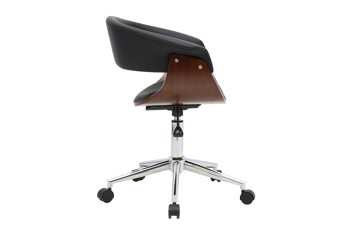 Silla de oficina OKTAV de perfil, madera oscura y revestimiento negro, con ruedas y base cromada.