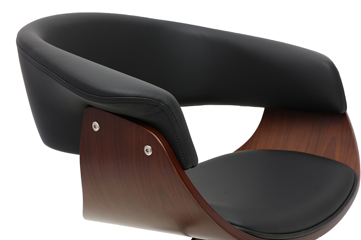 Silla de oficina negra con ruedas y reposabrazos de madera oscura, vista lateral