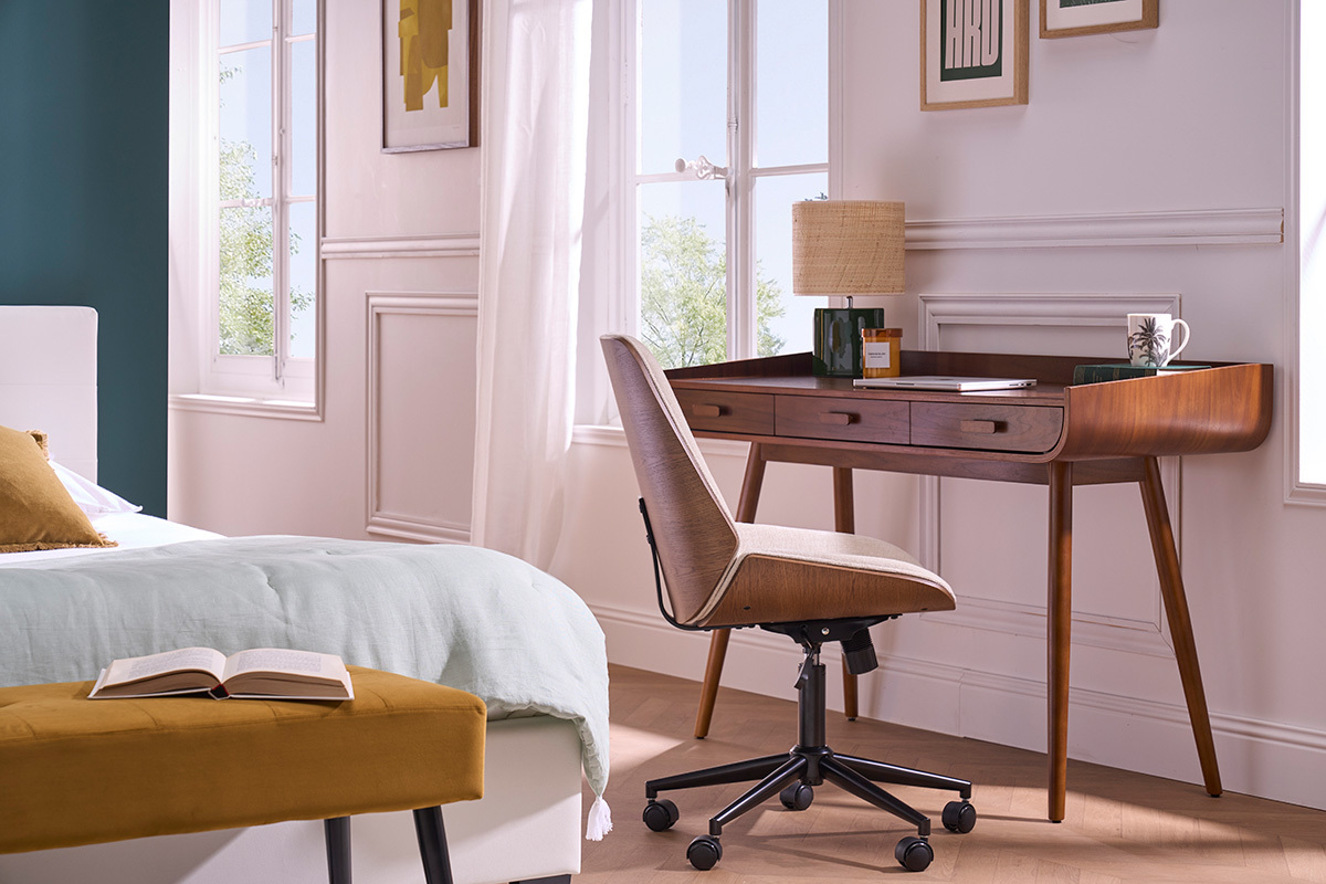 Silla de oficina con ruedas de madera y tela de terciopelo texturizado beige DOUGLAS
