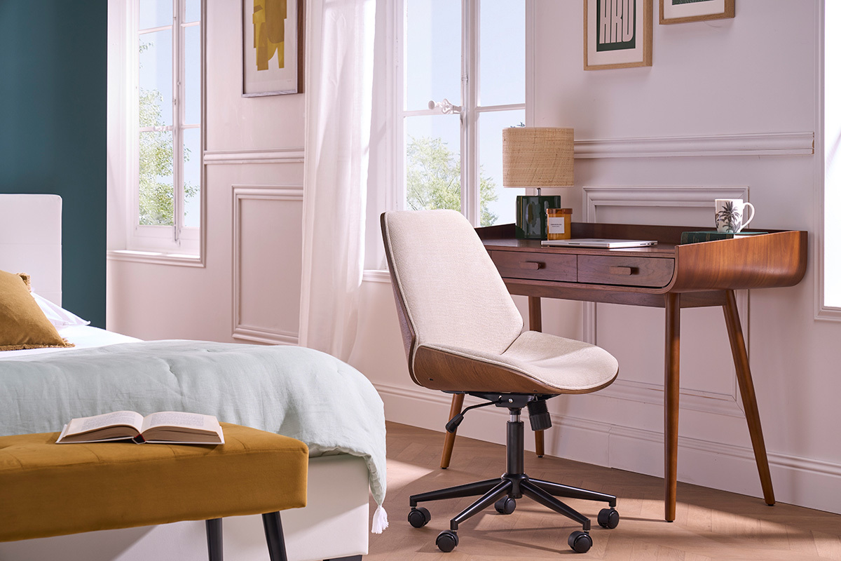 Silla de oficina con ruedas de madera y tela de terciopelo texturizado beige DOUGLAS
