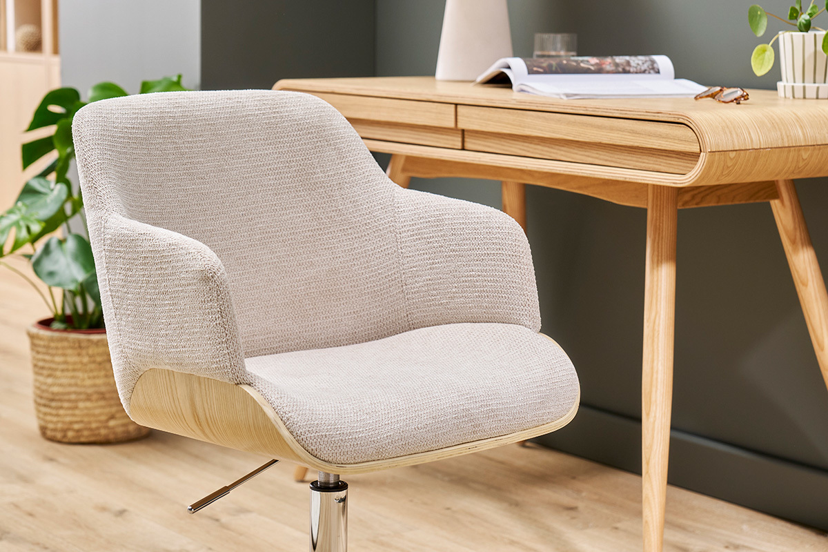 Silla de oficina con ruedas de tela chenilla beige, madera clara y metal cromado EARL