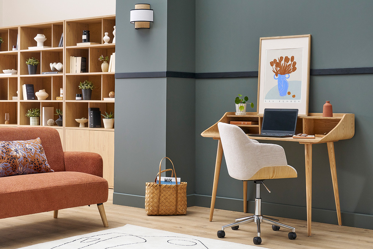 Silla de oficina con ruedas de tela chenilla beige, madera clara y metal cromado EARL