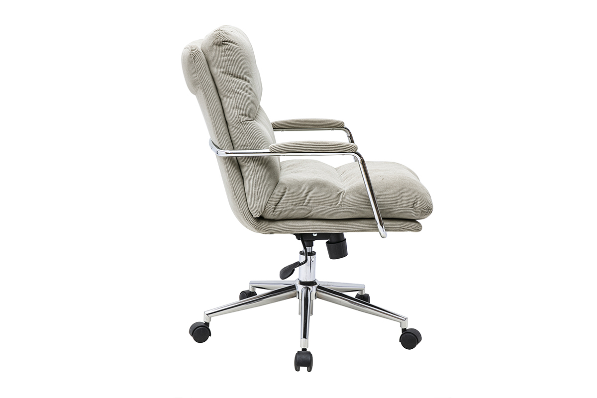 Silla de oficina con ruedas en tela de terciopelo de pana topo vista de lado, con reposabrazos y base de metal cromado.