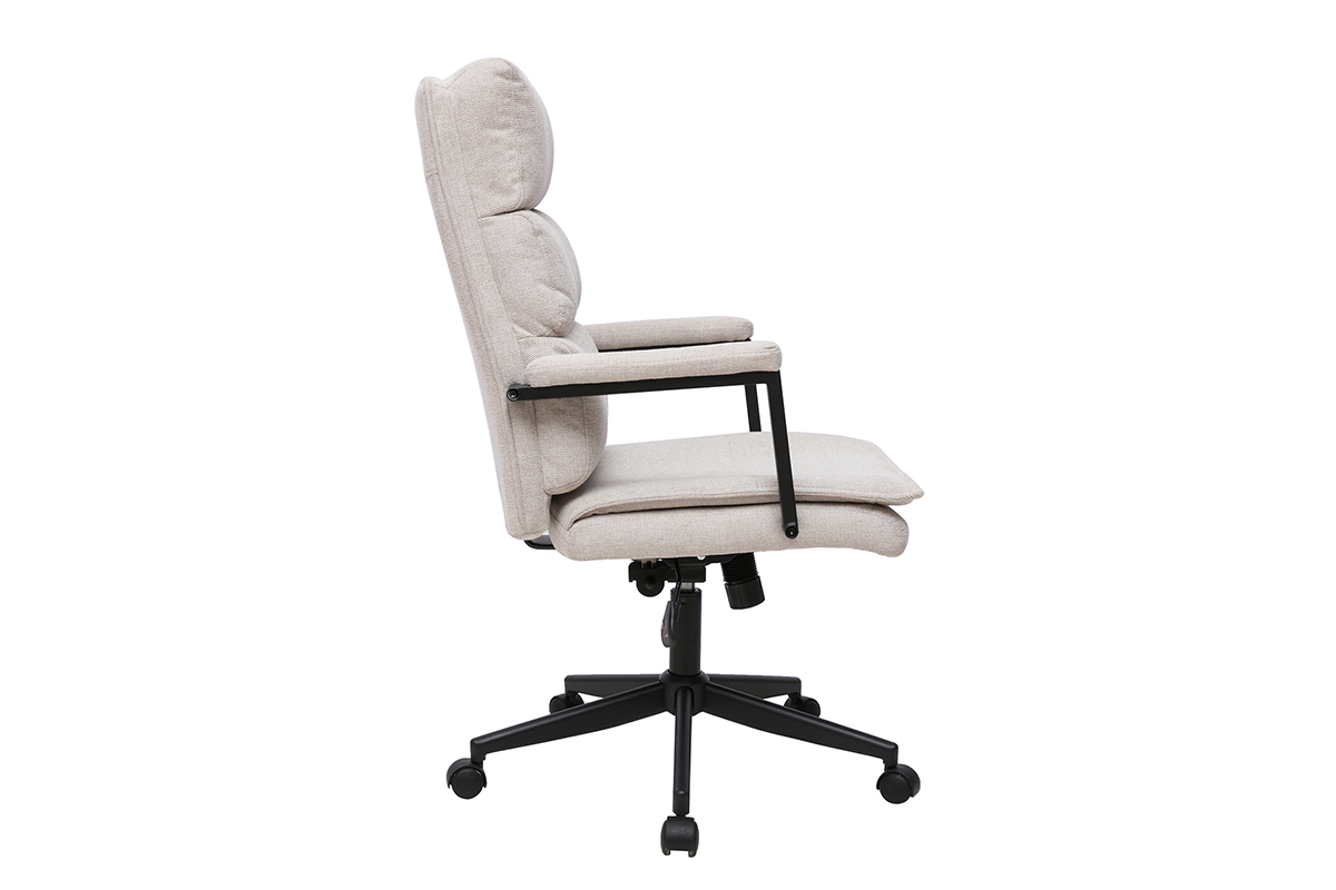 Silla de oficina con ruedas beige en tejido efecto terciopelo, vista de perfil, con reposabrazos y estructura de metal negro.