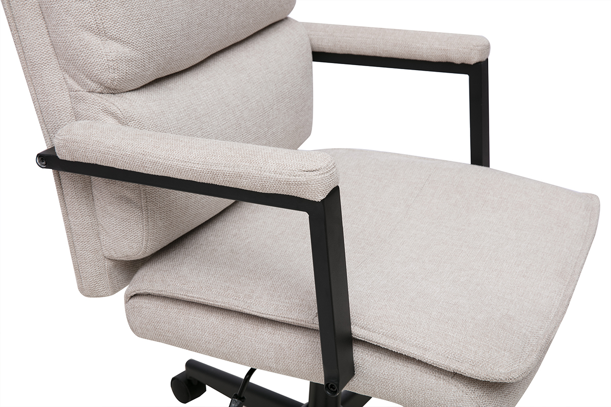 Silla de oficina de tela beige con reposabrazos y ruedas, vista lateral