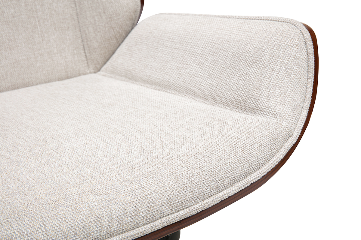 Primer plano del asiento curvo de la silla de oficina en tela beige texturizada.