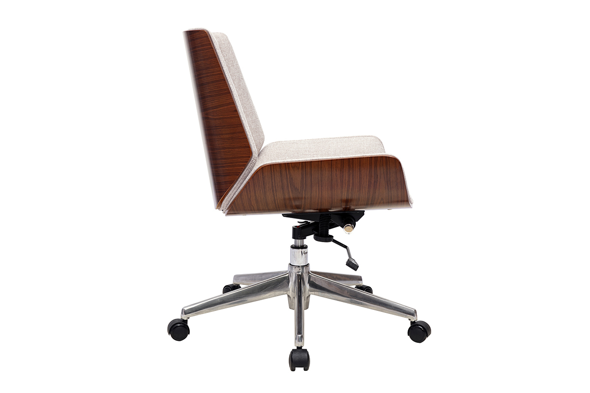 Silla de oficina con ruedas y respaldo curvo, vista lateral. Tela beige, madera oscura, acero cromado.