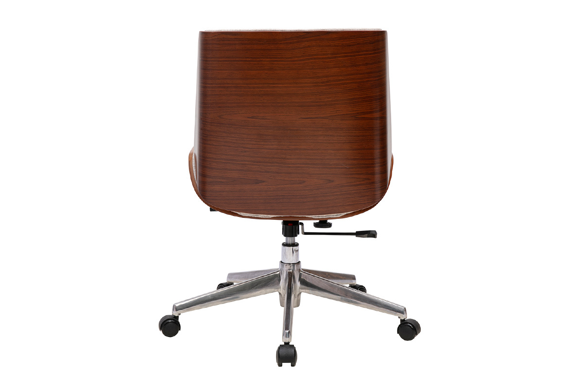 Vista trasera de la silla de oficina de madera oscura sobre ruedas y base cromada.
