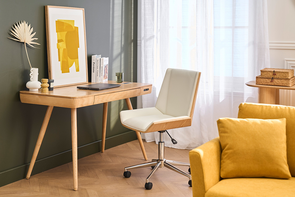 Silla de oficina blanca y de madera con ruedas frente a un escritorio de madera, vista de 3/4.