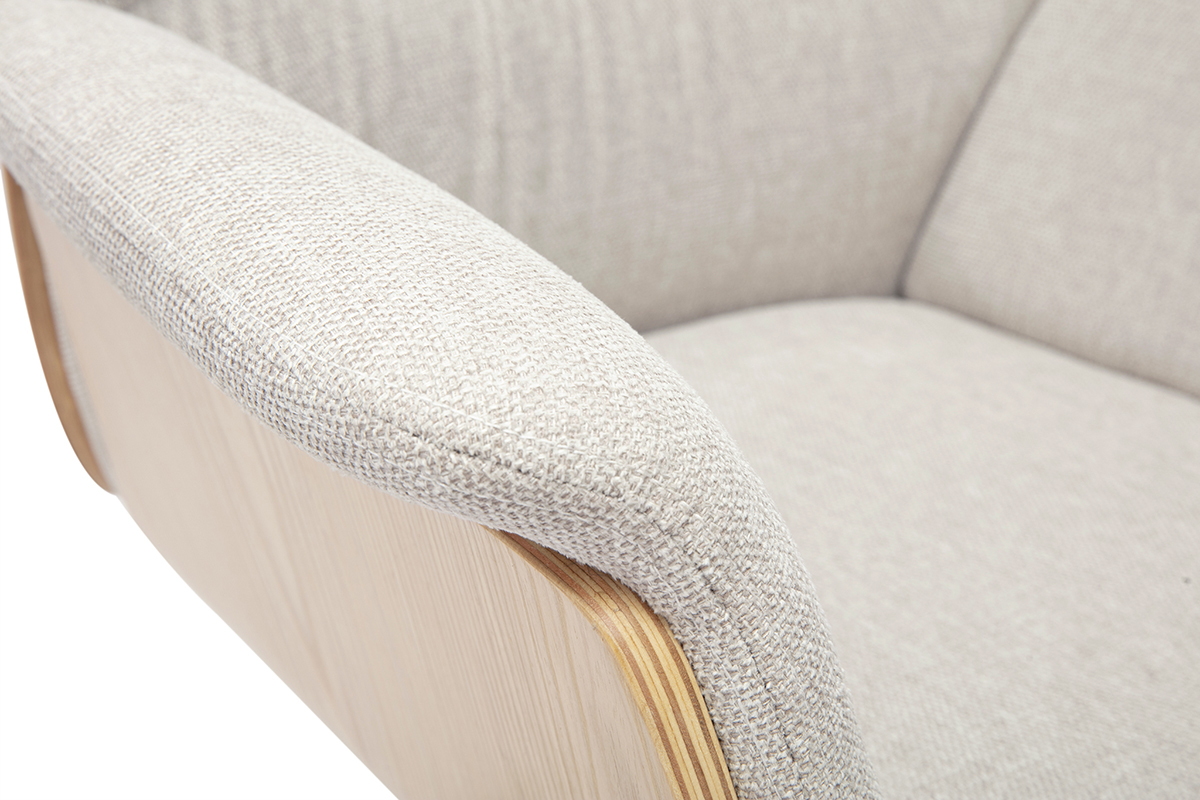 Primer plano del reposabrazos de tela con efecto de terciopelo texturizado beige y madera clara de una silla de oficina.